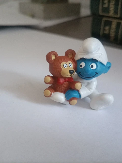 Figurine Schleich - Schtroumpf Bébé Avec Ourson - Peinte à La Main - 3,8 X 2,8 X 3,7 Cm - À Partir De 4 Ans