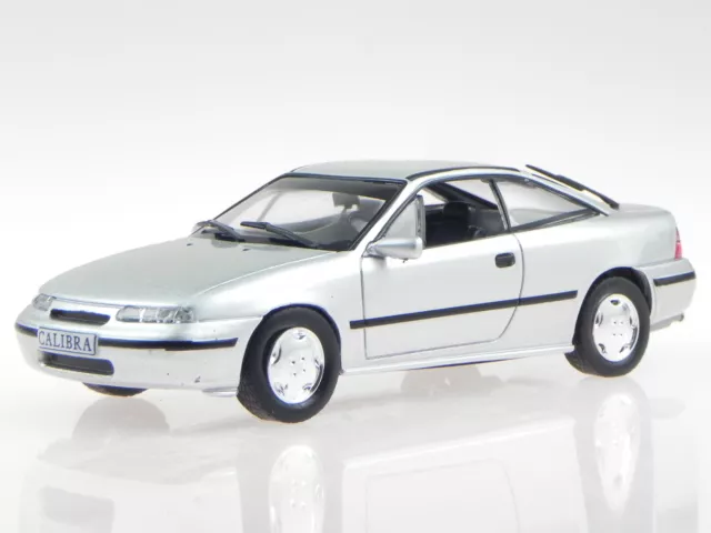 Opel Calibra argent véhicule miniature in Vitrine 1:43