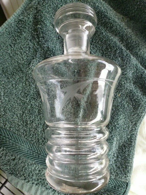 carafe  ancienne en verre  avec  son  bouchon