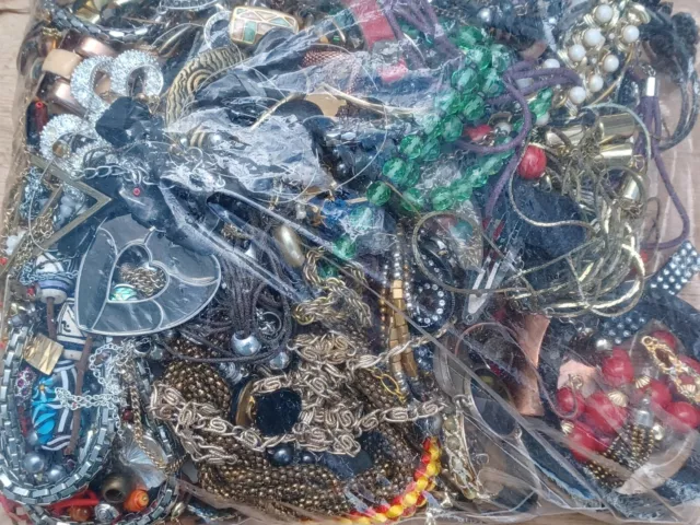 (HUGE) Job lot BROKEN Vintage and Costume Jewellery 2.6k Craft Harvest