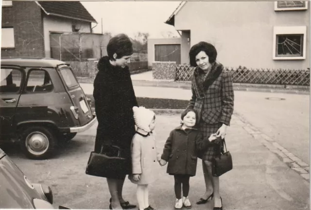 Vintage Foto Familie mit Heck von Renault R4 Auto Oldtimer PKW CAR