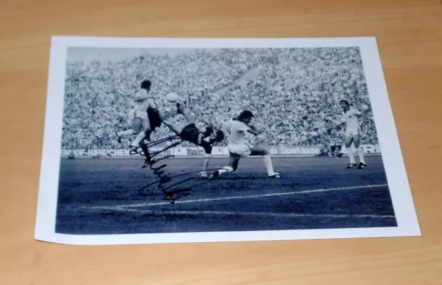 KLAUS FISCHER, original signed photo in 20x28 cm (SPORT)