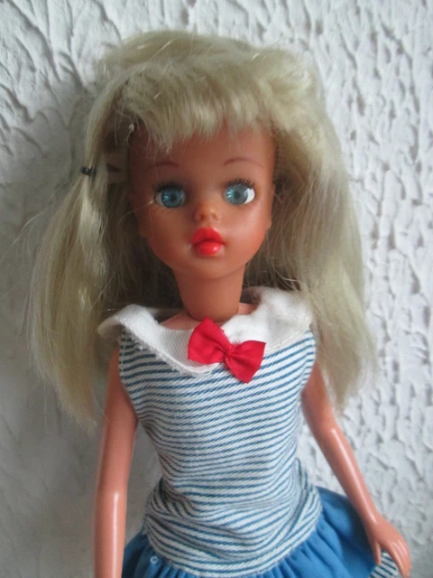 Très jolie poupée BELLA BONOMI , 45 cm marche ,se relève .Habits d