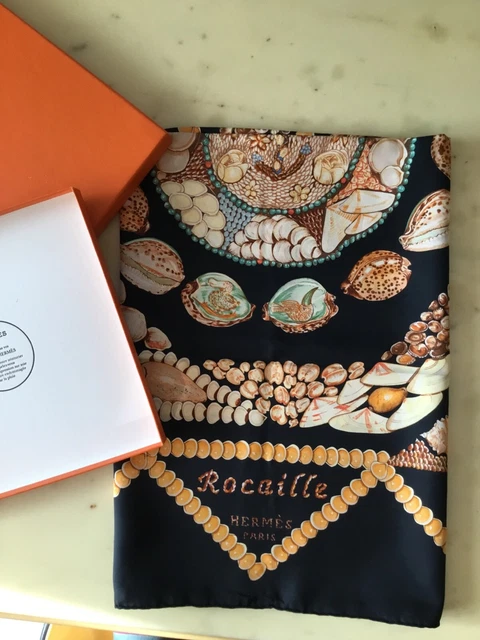 Foulard Hermès 90x90 En Soie - Motif Armoiries Royales Noir/beige, Neuf (sans étiquette)
