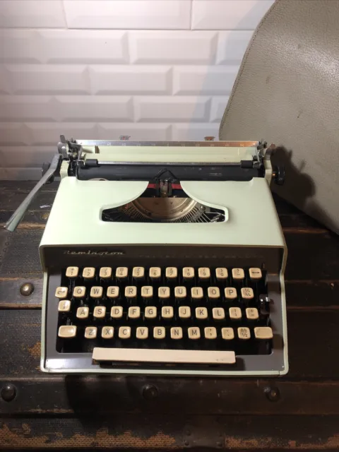 1960s Remington Travel-Riter Deluxe Typewriter Portable Manual Original w. Case
