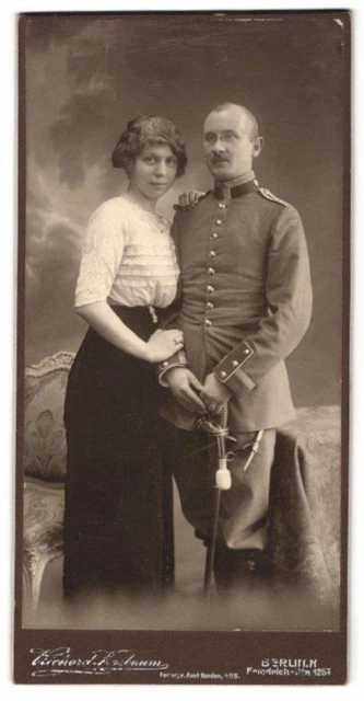 Fotografie Richard Kasbaum, Berlin, Friedrichstr. 125, Uffz. in Uniform mit Säb