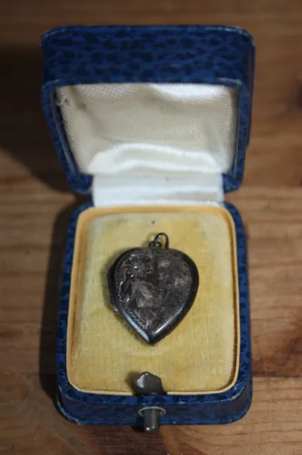 Petit Pendentif ancien forme de Coeur en Argent Massif