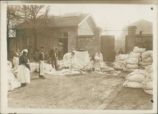France, Inondations de Janvier 1910 à Maisons-Alfort. Les Infirmières de la Croi