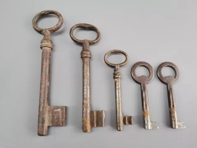 alte Metall Schlüssel TÜR SET 5 Stück 6,5 - 12,5 cm Schrank Schublade