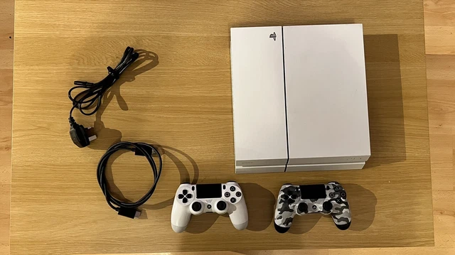 Ps4 white 2025 2 controllers
