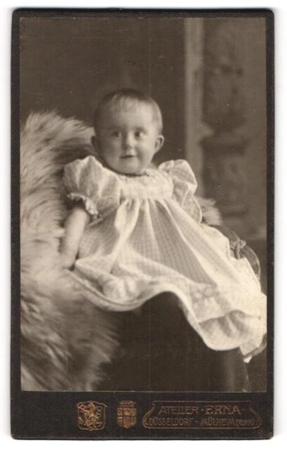 Fotografie Atelier Erna, Düsseldorf, Baby im weißen Nachthemd CDV /Kabinett-Foto