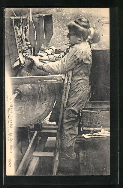 CPA Thiers, La Coutellerie, une poliseuse au Travail, cutlery making