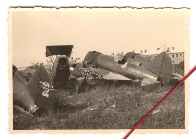 Foto/Photo Technik erbeutete sowjetische Flugzeuge, I-16 & Po-2 Flugplatz 1941