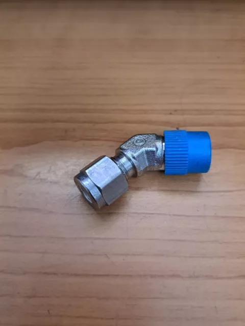 Swagelok SS-400-5-4     1/4 t x 1/4  NPT   45 angle