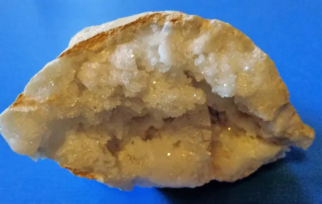 Schöne Quarz - Druse , Geode mit Kristallen