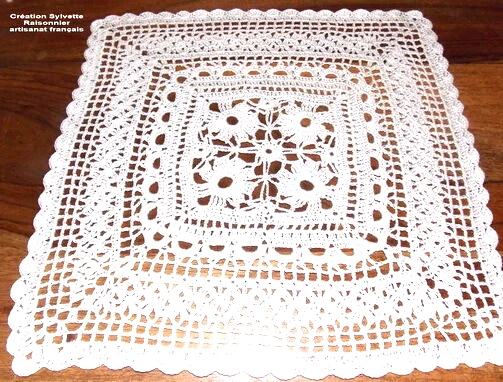 NAPPERONS CROCHET MAIN création S Raisonnier en fil fin lot de 2 en gamme de rose Indien - France