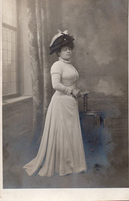 BE002 Carte Photo vintage card RPPC Femme mode fashion robe chapeau