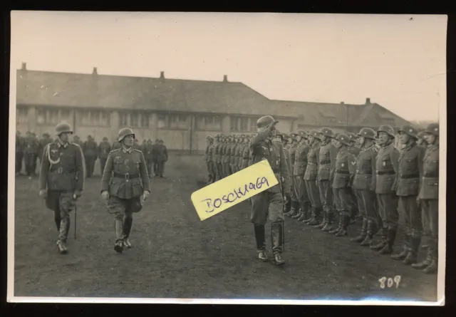 Foto - Parade Offizier mit Stahlhelm und Orden - 2.WK