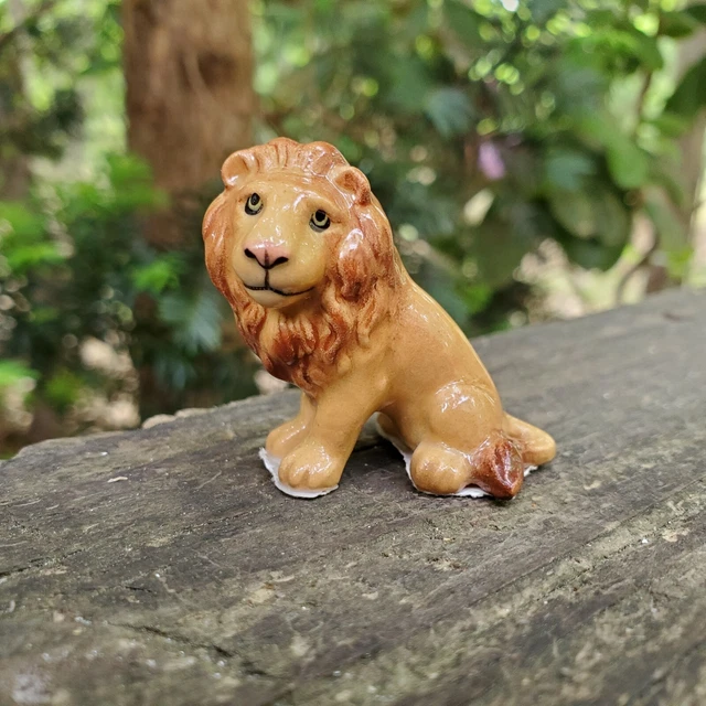 Hagen Renaker Lion Figure Male Sitting CHIP BEHIND EAR