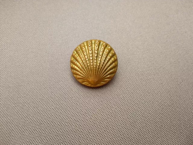 ancien bouton en forme de coquille Saint Jacques en cuivre ou laiton