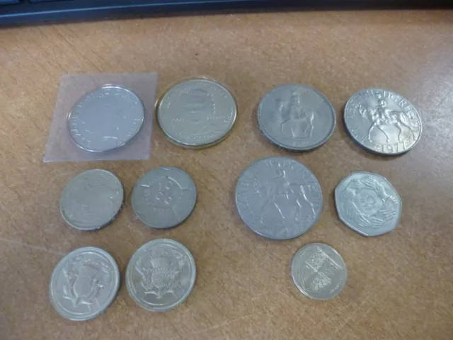 Coin lot including £5 coin and £2 coins