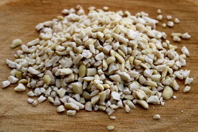 Futterbauer 25 kg Erdnüsse Erdnusskerne gehackt weiß blanchiert Erdnussbruch Vog
