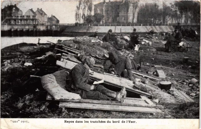 CPA AK Militaire - Repos dans les tranchées du bord de l'Yser (695609)