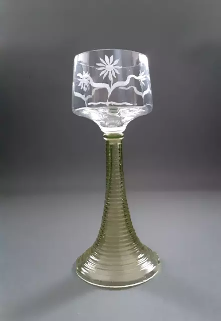 Ein antikes Jugendstil Uran Weinglas um 1900 - ausgefallene facettierte Form
