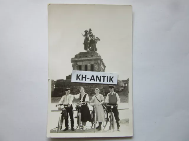 Foto AK 20er Jahre Fahrradfahrer Gruppenfoto vor Denkmal M197