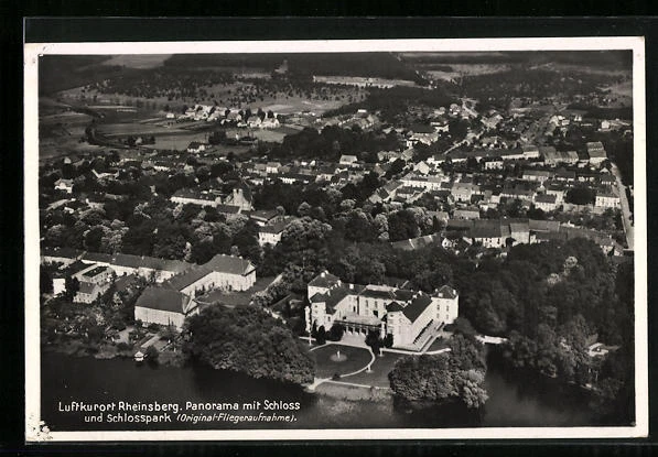 AK Rheinsberg, Panorama mit Schloss vom Flugzeug aus