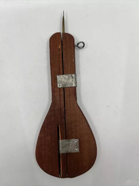 "Herramienta de transporte de enganche de alfombra de madera antigua primitiva con aguja de 7"""