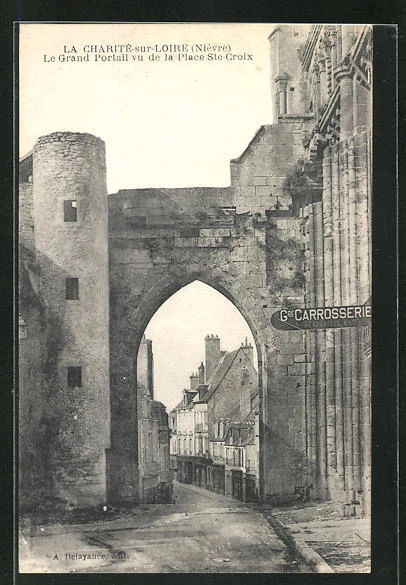 CPA La Charité-sur-Loire, Le Grand Portail vu de la Place Ste-Croix