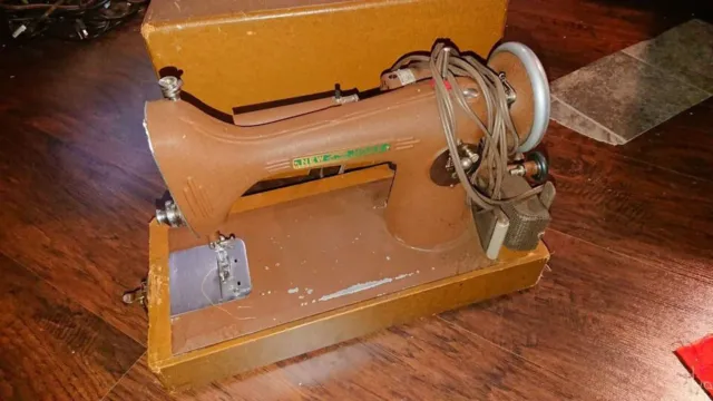 Máquina de coser vintage NUEVA PARA EL HOGAR con pedal lista para coser