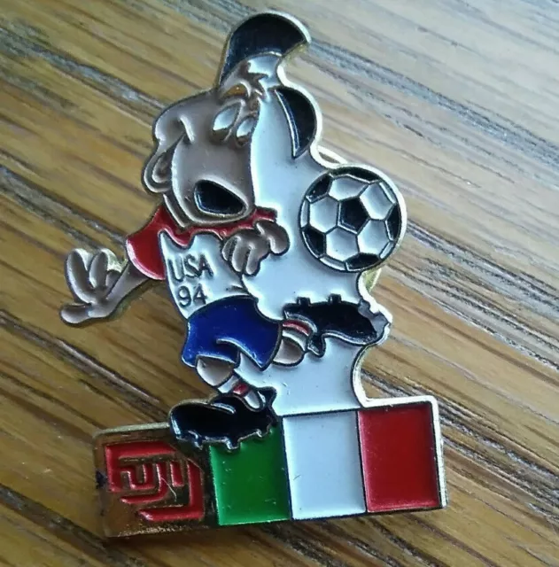 Pin: Fussball WM 1994 USA, Maskottchen + Italien-Flagge, gebraucht