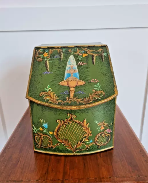 Scatola Toleware stile Regency su sfondo verde con decorazione floreale