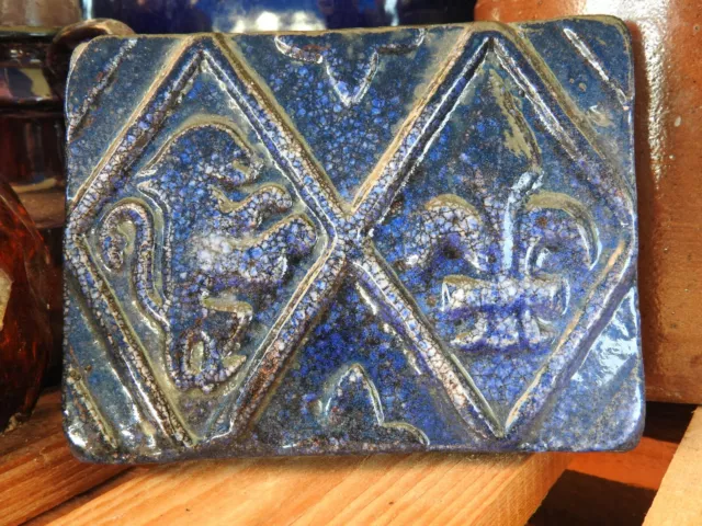 Ancien carreau terre cuite bleu marine décor relief Lion Lys Losange Flandre XIX