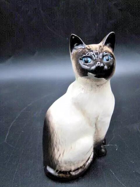 Beswick Figurine - Glossy Siamese Cat. No. 1887 Head turned back. Albert Hallam.