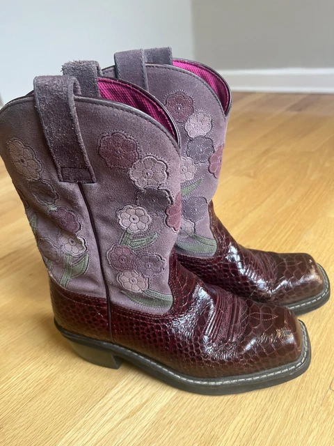 Ariat Cowgirl Boots Size 39.                          Note Slight Scuffs on toes