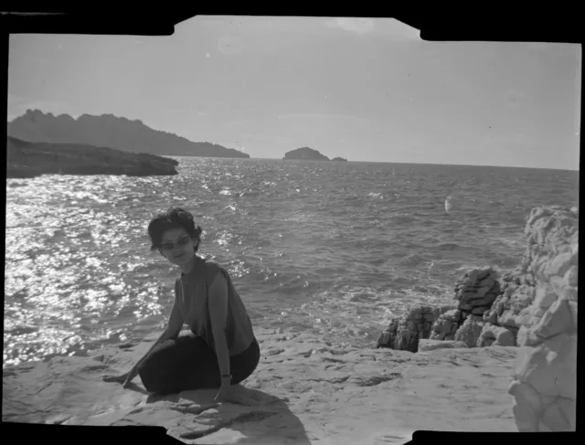 Portrait femme assise sur rocher bord de mer - ancien négatif photo  an.1950