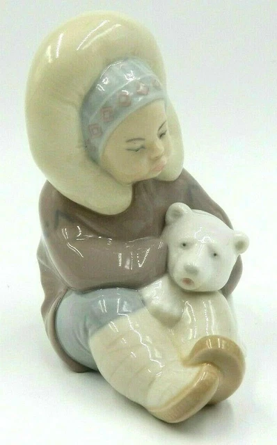 FIGURINE EN PORCELAINE Lladro fille avec bougie dans une robe de nuit