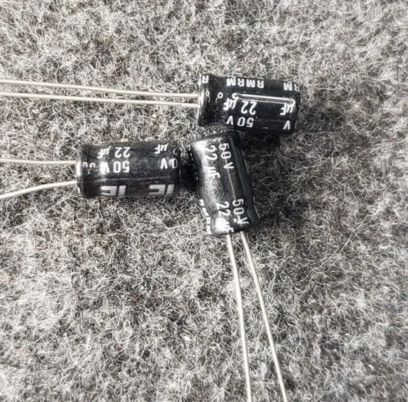 10 PCS ILLINIOS CAPACITOR 22UF 22MF 50V 105C RADIAL  New old stock (C20B4)