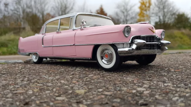 1955 Cadillac Fleetwood Series 60 pink Elvis Presley MRC 1:18 selten