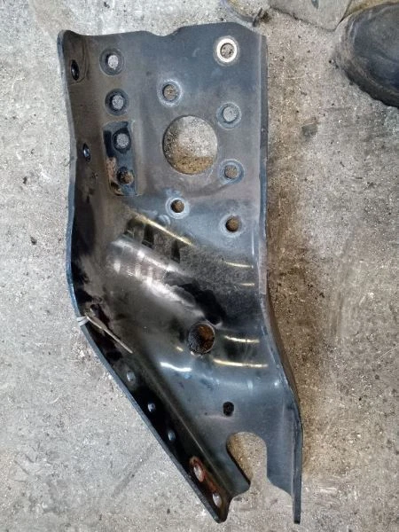 2015 Cascadia Right Frame Horn   (9577540