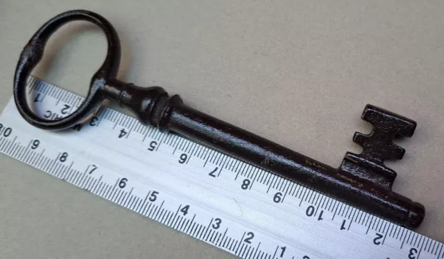 Alter Eisenschlüssel, 19. Jahrhundert, 13 Zentimeter lang.