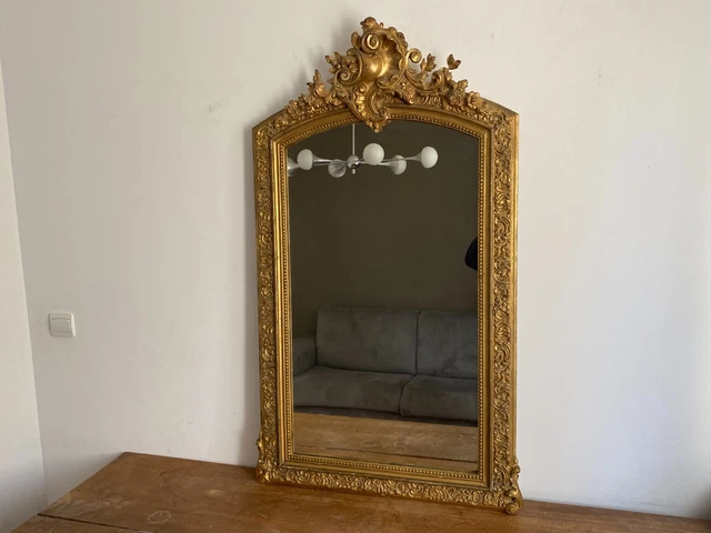 Miroir doré fin 19ème avec fronton décoré. 125x70.