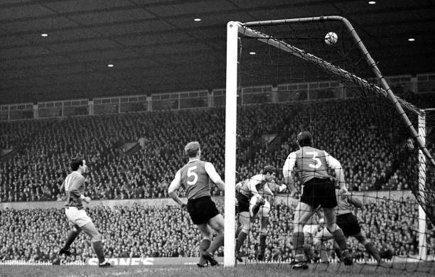 Photo Angleterre Vs Écosse 1967 (2-3) - Denis Law But - SIGNÉE À LA MAIN Par Law