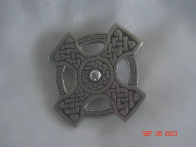 LOVELY Signed ST. JUSTIN PEWTER CELTIC CROSS CIRCLE PIN / BROOCH 2