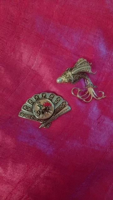 Broche Ancienne En Forme De Pistolet, Or De Tolède Et Celluloid Beige, Vintage, état Occasion