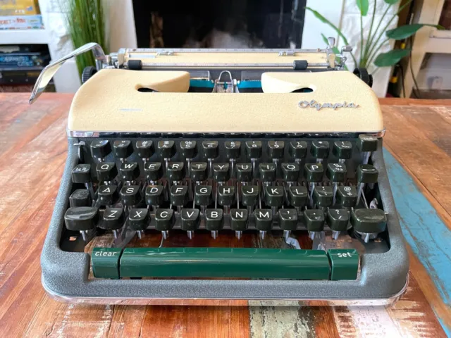 Vintage 1960 Olympia SM4 DeLuxe Typewriter two-tone w/ matching Carrying Case