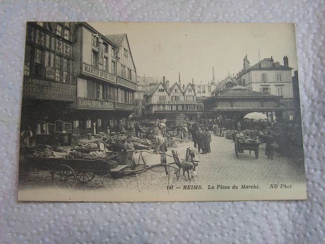 CPA - REIMS - La place du marché